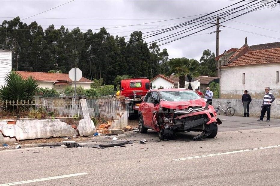 Carro capotado Albergaria