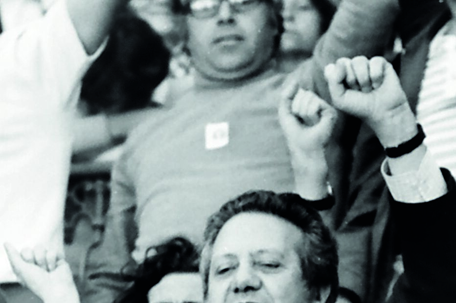 Mário Soares improvisou na rua um comício de apoio aos jornalistas do ‘República’ 