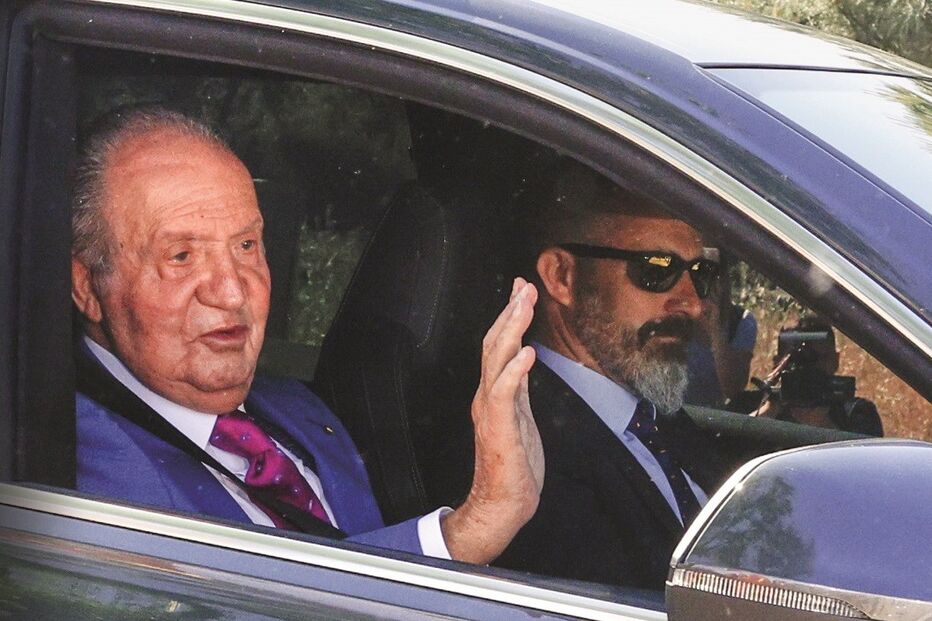 Juan Carlos perto do palácio real 