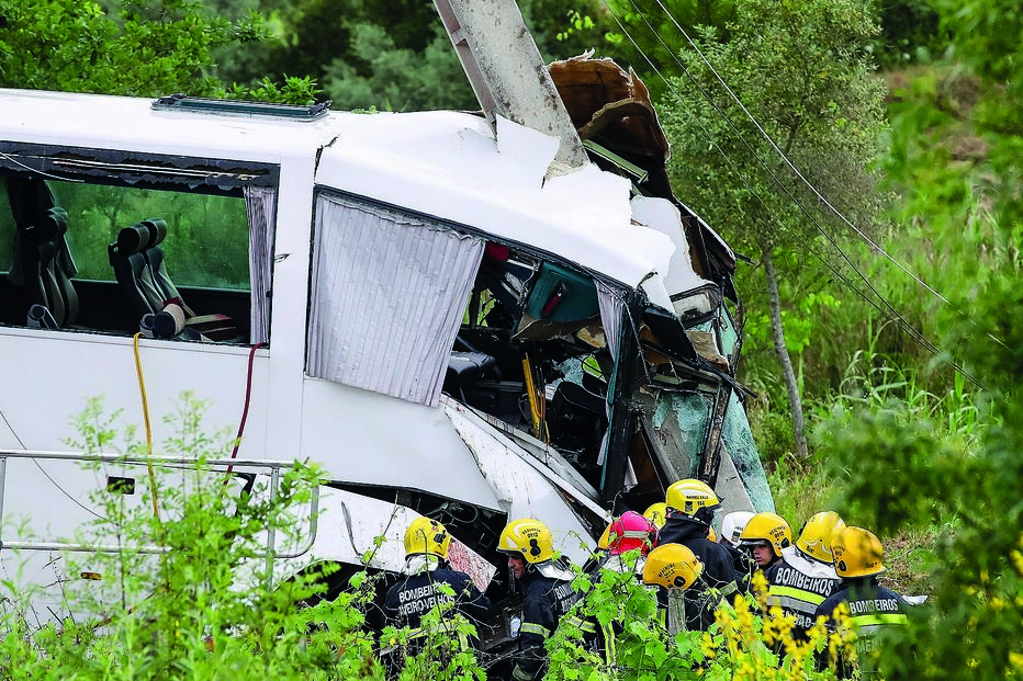 Marido ajuda vítimas no acidente de autocarro que matou a mulher
