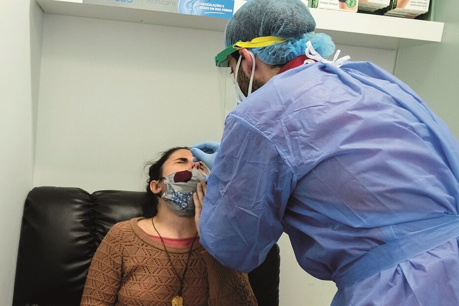 Testes rápidos de antigénio voltam a ser gratuitos nas farmácias, mas agora é necessária prescrição e têm limite de 10 €