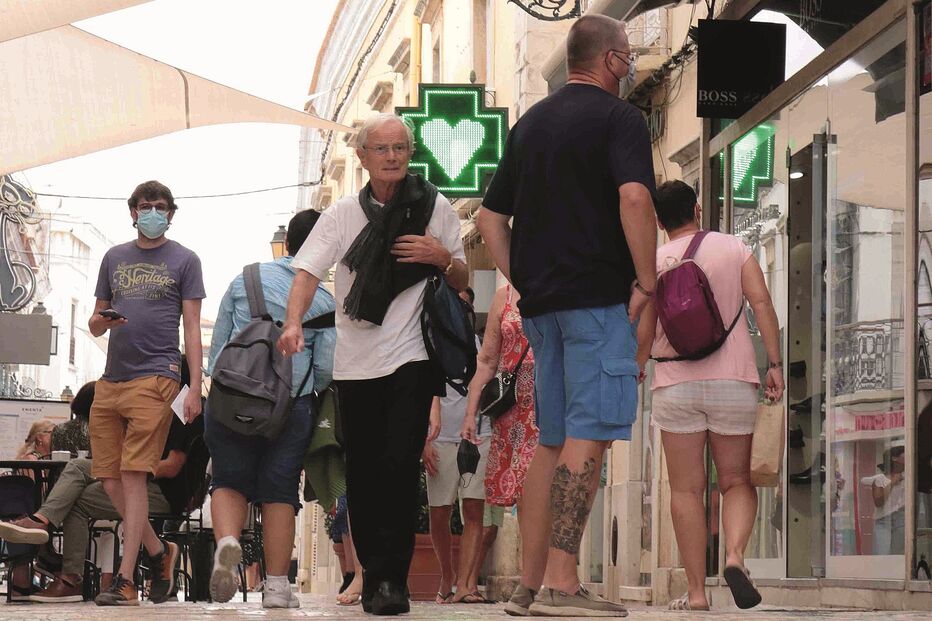 O aumento de casos de Covid-19 vai levar a mais isolamentos e faltas ao trabalho