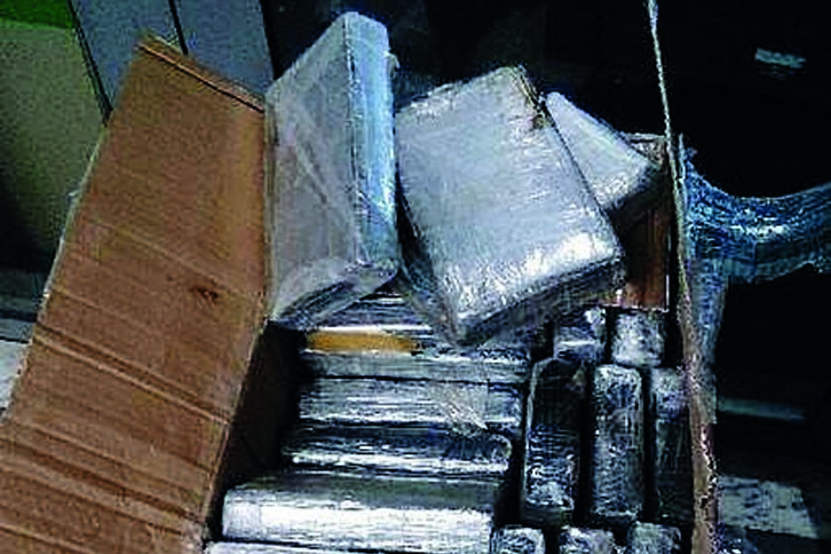 Um dos caixotes com a droga