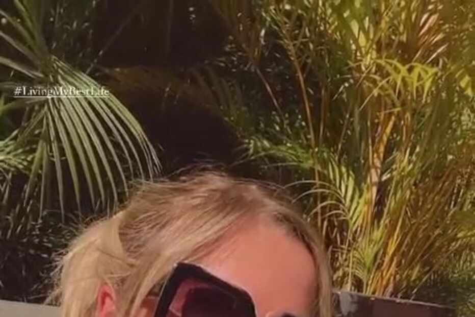 Júlia Palha  foi a banhos  na piscina  do hotel onde está hospedada                                      