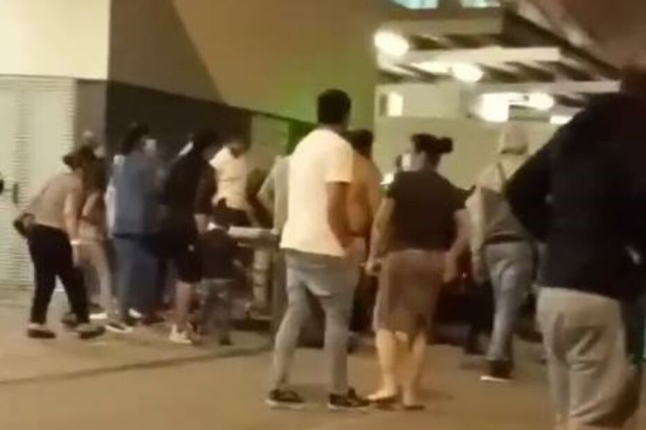 Homem  deixado à porta do Hospital Beatriz Ângelo foi baleado