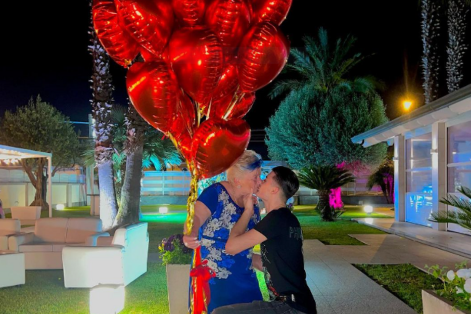 Jovem de 19 anos pede namorada de 76 em casamento