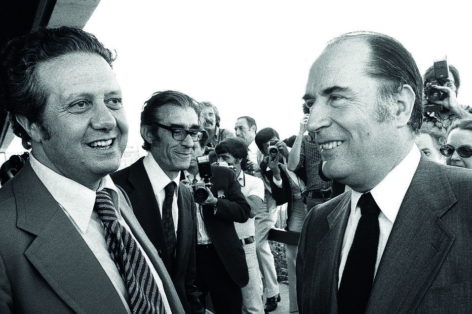 Soares com François Mitterrand: o futuro presidente francês foi um apoio decisivo 
