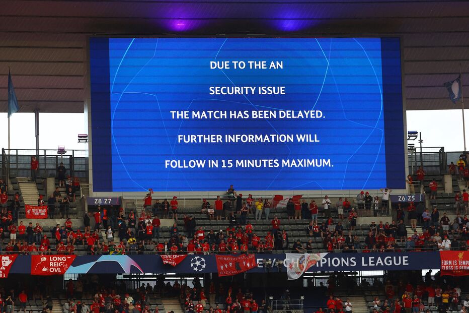 Ecrãs dentro do Stade de France avisaram para atrasos