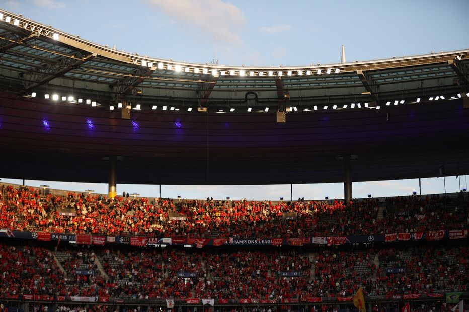 Com o Stade de France cheio, ainda há adeptos à espera para entrar