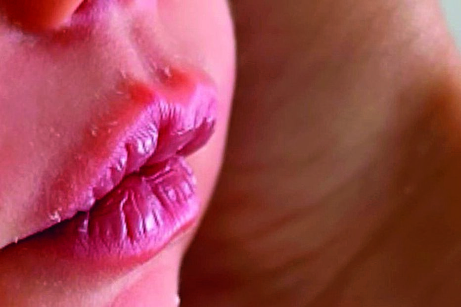 A atriz não revelou o nome nem o rosto da filha, mas mostrou alguns pormenores, como as mãos e os lábios