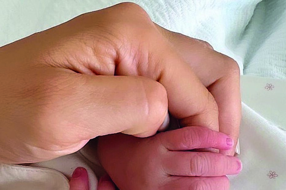 A atriz não revelou o nome nem o rosto da filha, mas mostrou alguns pormenores, como as mãos e os lábios