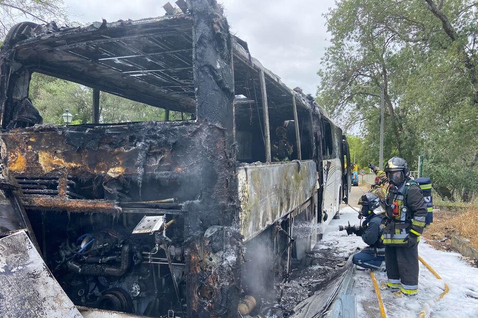 Autocarro incendia-se na EN10 em Azeitão