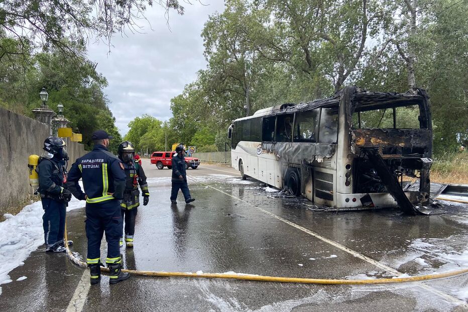 Autocarro incendia-se na EN10 em Azeitão
