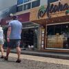 <![CDATA[ Rede de carteiristas furta dezenas de telemóveis na Praia da Rocha ]]>