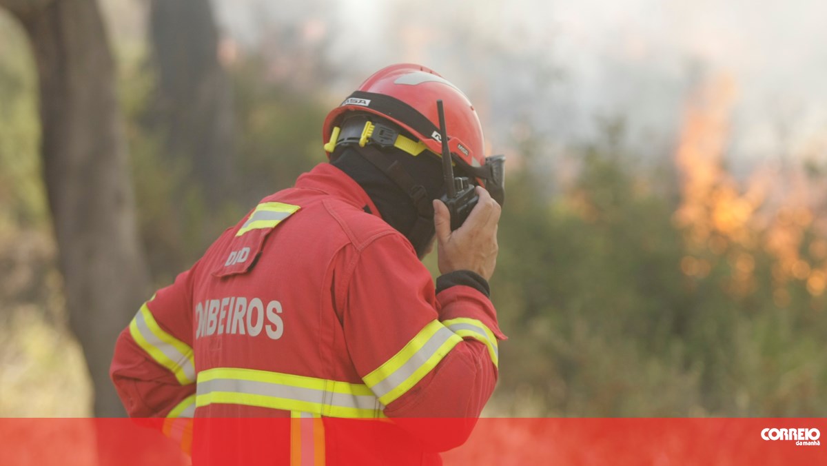 Three aircraft and more than 100 firefighters put out a fire in the Serra do Marão.