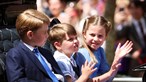 Jubileu de Platina de Isabel II: Filhos dos duques de Cambridge encantam a acenar em carruagem