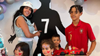 Família de Cristiano Ronaldo em festa no aniversário dos filhos gémeos 