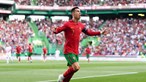Camisola de Ronaldo 'rende' 2200 euros para ajudar exército ucraniano