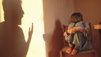 Homem abusa e espanca namorada e enteados menores em Almada