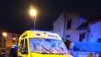 “Saiu da ambulância, sorriu e fugiu”: Ladrão conduz em contramão com as sirenes ligadas