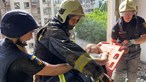 Menina de sete anos retirada com vida dos escombros de prédio atingido em Kiev