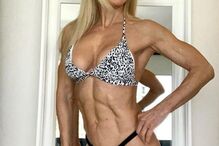 Lesley, de 64 anos, exibe a forma física nas redes sociais