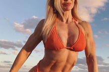 Lesley, de 64 anos, exibe a forma física nas redes sociais