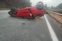 Carro capotado em Paredes