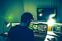 Perde 18 mil euros em burla com nome de António Lobo Antunes