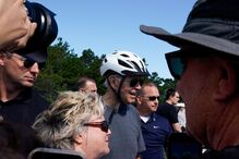 Joe Biden cai durante passeio de bicicleta em Delaware, EUA