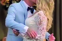 Casal partilhou algumas fotografias e vídeos com momentos da cerimónia  civil, que decorreu no sábado, no estado do Rio Grande do Sul, no Brasil, numa quinta. Três filhos do craque marcaram presença na festa 