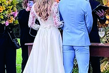 Casal partilhou algumas fotografias e vídeos com momentos da cerimónia  civil, que decorreu no sábado, no estado do Rio Grande do Sul, no Brasil, numa quinta. Três filhos do craque marcaram presença na festa 