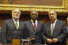 José Eduardo dos Santos ladeado por Manuel Alegre e Jaime Gama