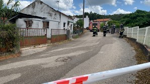 Corpo carbonizado encontrado em casa destruída por chamas em Coimbra