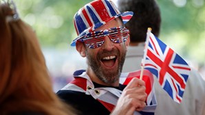 Perucas, caras pintadas e roupas excêntricas: Britânicos vestem-se a rigor para celebrar o Jubileu de Platina da rainha