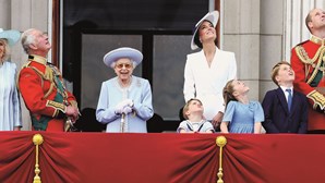 Rainha Isabel II encanta multidão em Londres nas celebrações do Jubileu de Platina