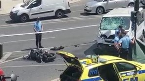 Homem de 25 anos morre em acidente entre mota e carro no centro de Lisboa. Há dois feridos