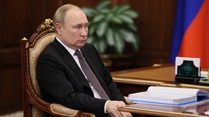 Guarda-costas de Putin recolhem fezes do presidente durante viagens ao estrangeiro