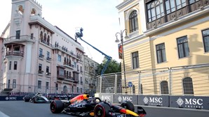 Max Verstappen ganha em Baku