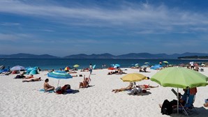Vigo impõe multas de 750 euros a quem urinar no mar ou na praia
