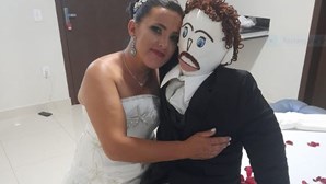Mulher casa-se com "Marcelo", um boneco de pano
