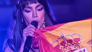 Anitta sobe ao palco do Rock in Rio com bandeira de Espanha e é arrasada. Veja as imagens