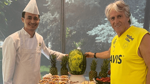 Chef do Fenerbahçe esculpe cara de Jorge Jesus numa melancia