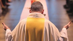 Centenas de padres abusaram de crianças em Portugal. Freiras e catequistas também são suspeitas
