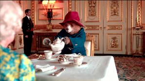 Urso Paddington toma chá com a rainha Isabel II
