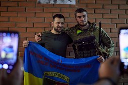 Zelensky visita soldados ucranianos na região de Donetsk