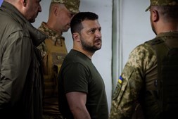 Zelensky visita soldados ucranianos na região de Donetsk