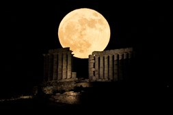 Superlua ergue-se atrás do Templo de Poseidon, perto de Atenas, na Grécia