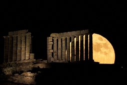 Superlua ergue-se atrás do Templo de Poseidon, perto de Atenas, na Grécia