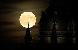 Superlua, conhecida como 'Lua de Morango' vista da cidade velha de Dresden, Alemanha